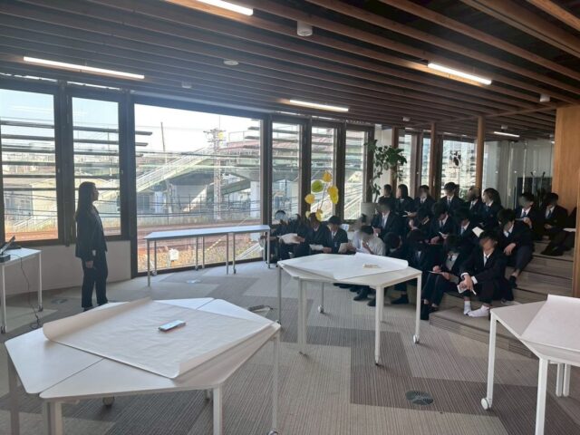 武庫中学校のみなさんがZEB見学に来社！✨🏫

こんにちは！AtomsWorldの佐野です。

本日、武庫中学校のみなさんにお越しいただきました！🙌

尼崎市が行っている中学生対象の学習支援事業の一環で、あまがさきSDGsパートナーであるAtomsWorldグループとして、SDGsに関する授業をさせていただきました。

授業では、まず「AtomsWorldグループが何をしている会社なのか」を紹介。その後、ゼロ・エネルギー・ビルディングの仕組みについて説明し、実際にZEB社屋の中を見学していただきました。🌱☀️

「エネルギーを自分たちで創り、賢く使う」という未来の当たり前を、実際の社屋を通して肌で感じてもらえたのではないでしょうか。真剣に話を聞いてくれる中学生の皆さんの姿に、私たちも大きな元気をいただきました！💪

武庫中学校のみなさん、本日は本当にありがとうございました！

企業情報はプロフィールURLより 👉 atomsworld.co.jp
弊社ZEB社屋の見学をご希望の方は是非コメント欄へご連絡ください！💬

#AtomsWorld #尼崎 #SDGs #ZEB #中学生