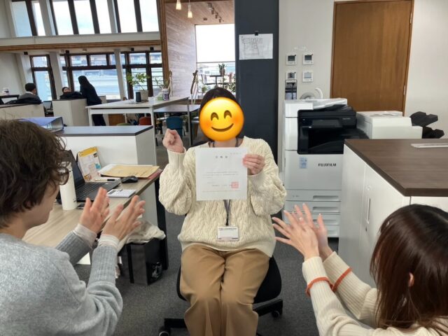 年に一度のチャンスを掴む！グループ会社「大昭産業」のSさんが資格試験に合格！✨㊗️

こんにちは！AtomsWorldの佐野です。
本日は嬉しいニュースをお届けします！

グループ会社である「大昭産業」のSさんが、毒物劇物取扱責任者試験に見事合格されました！🙌
この試験に挑戦できるのは、年に1度だけ。

試験問題には化学式がずらりと並んでいますが、実はSさんは文系出身。合格率30％程度という試験に、慣れない化学を一から勉強して挑み、見事突破されました！

大昭産業は、多種多様な資材や製品を扱う技術エンジニアリング商社です。
コツコツと努力を重ねて手にしたSさんの専門知識は、これからお客様へさらなる安心をお届けするための大きな力になります。

Sさん、本当におめでとうございます！👏
これからのさらなる活躍がとっても楽しみです！

企業情報はプロフィールURLより 👉 atomsworld.co.jp
弊社ZEB社屋の見学をご希望の方は是非コメント欄へご連絡ください！💬

#AtomsWorld #大昭産業 #技術エンジニアリング商社 #毒物劇物取扱責任者 #ステップアップ