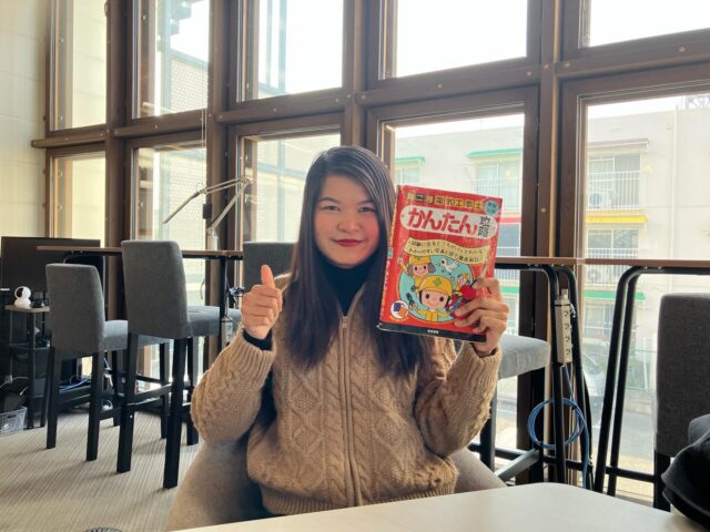 祝・第二種電気工事士試験合格！配属とともに新たな一歩✨
 
こんにちは！AtomsWorldの佐野です。
 
嬉しいニュースが続いています！ 先日、グループ会社のフーさんが「第二種電気工事士試験」に見事合格いたしました！👏

フーさんは、2月から山口電気工事へと配属になり、新しい環境での業務がスタートしたばかり。
日々の現場や研修と並行して、コツコツと学習を積み重ねてきた努力が、最高の結果として実を結びました。

資格という確かな武器を手に、新しい配属先でさらに飛躍していくフーさんの活躍が今から楽しみです！本当におめでとうございます！
 
企業情報はプロフィールURLより 👉 atomsworld.co.jp 弊社ZEB社屋の見学をご希望の方は是非コメント欄へご連絡ください！
 
#AtomsWorld #山口電気工事株式会社 #第二種電気工事士 #電気工事 #スキルアップ