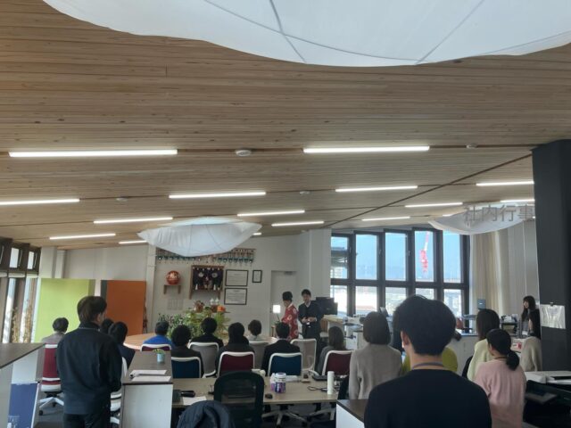 グループ全体で「初午祭」を執り行いました🦊✨

こんにちは！AtomsWorldの佐野です。

本日は、グループ全体で「初午祭」を社内にて執り行いました。

この初午祭は、私たちグループが毎年欠かさず行っている大切な恒例行事です。

五穀豊穣や商売繁盛、そして日々の業務における安全を願う伝統を、長年大切に受け継いでいます。

AtomsWorldグループ一丸となり、改めて身の引き締まる思いです。🙏

皆様に支えられながら、こうして新しい季節を健やかに迎えられることに、心から感謝いたします。

今年一年も、皆様とともにさらなる飛躍の一年となりますように。🤝

企業情報はプロフィールURLより 👉 atomsworld.co.jp
弊社ZEB社屋の見学をご希望の方は是非コメント欄へご連絡ください！

#AtomsWorld #初午祭 #尼崎 #恒例行事 #継承