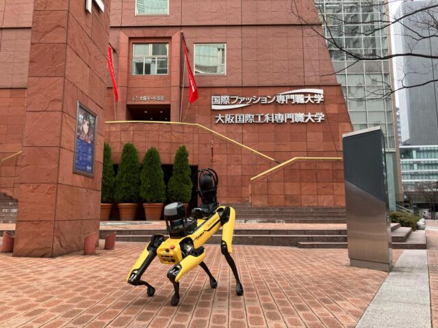 ロボット体験授業を開催！学生さんたちの探究心に触れた一日🤖✨

こんにちは！AtomsWorldの佐野です。

先日準備の様子をお伝えしていた、株式会社SpaceGrabロボティクス事業部による大阪国際工科専門職大学での会社説明会&ロボット体験授業、本番を迎えました！

学生の皆さんは非常に積極的で、実際に動くロボットを目の前にたくさんの質問が飛び交いました。✨

「今勉強している内容を、将来仕事でどう活かせるのか」というキャリアに関する問いや、ロボットのAI技術についての専門的な質問など、その鋭い視点にチーム一同とても心強い刺激をいただきました！🤝

この授業が、皆さんのこれからの歩みや、テクノロジーへの興味を広げるきっかけになれば幸いです。
真剣に向き合ってくれた学生の皆さん、ありがとうございました！

企業情報はプロフィールURLより 👉 atomsworld.co.jp
弊社ZEB社屋の見学をご希望の方は是非コメント欄へご連絡ください！💬

#AtomsWorld #SpaceGrab #ロボット #大阪国際工科専門職大学 #会社説明会