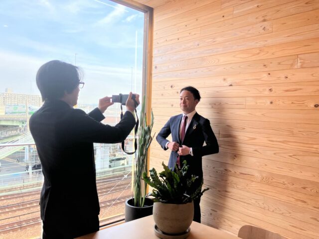 🤝 大昭産業株式会社の取締役のホームページ用写真の撮影を行いました。

こんにちは！AtomsWorldの佐野です。

本日はグループ会社、大昭産業株式会社の取締役のホームページ用写真の撮影を行いました。📸

「もっと笑顔作ってー！」「表情硬いですね（笑）」などと言い合いながら、和気あいあいとした撮影となりました。

現在、大昭産業のホームページを新しく制作中なのですが、今回は大昭メンバーによる投票制でどの写真にするか選んでもらうことにしました！

どの一枚が選ばれるのか、今からとても楽しみです！
新しいホームページの完成に、乞うご期待。

企業情報はプロフィールURLより 👉 atomsworld.co.jp
弊社ZEB社屋の見学をご希望の方は是非コメント欄へご連絡ください！

#atomsworld #大昭産業株式会社 #技術エンジニアリング #ホームページ #写真撮影