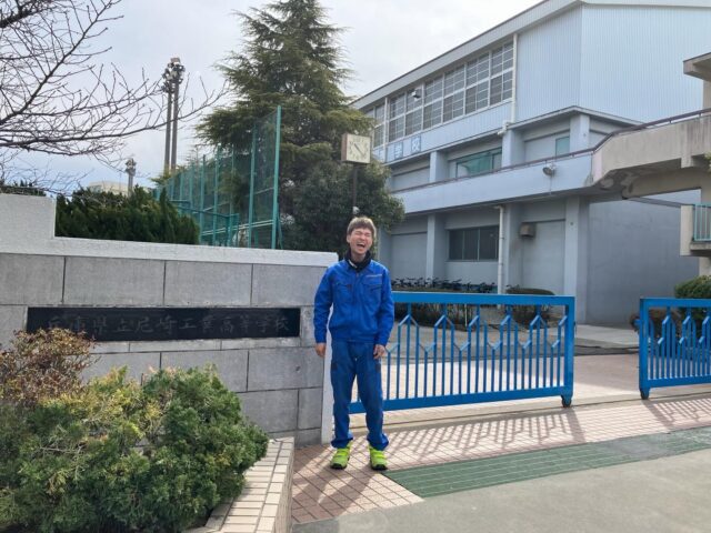 OB懇談会のため、兵庫県立尼崎工業高等学校へ伺いました✨

こんにちは！AtomsWorldの佐野です。

本日、山口電気工事の荻田くんの母校である、兵庫県立尼崎工業高等学校へ伺いました。🏫

今回は学校の先生から「社会人として培ってきた経験や、進路決定に向けてどのように準備してきたかを後輩へ話してほしい」とご依頼をいただき、OBの一人として荻田くんが参加。私は付き添いとしてお邪魔してきました。

他にも多くの卒業生が参加される中、荻田くんも1・2年生の後輩たちと座談会形式で交流。
「資格は取っておいたほうがいい？」「コミュニケーションの取り方は？」「休みの日って何してますか？」など、先輩としてのリアルなアドバイスを、後輩たちの目線に立って一生懸命伝えていました。🤝✨

今回のことが、生徒の皆さんがこれからを考えるにあたって、少しでもヒントになれば嬉しいです！

荻田くん自身、お世話になった先生方との久しぶりの再会が本当に嬉しかったようで、当時の思い出話に花が咲くとても楽しい一日となったとのことでした。😊✨

企業情報はプロフィールURLより 👉 atomsworld.co.jp
弊社ZEB社屋の見学をご希望の方は是非コメント欄へご連絡ください！💬

#AtomsWorld #山口電気工事 #尼崎工業高校 #座談会 #卒業