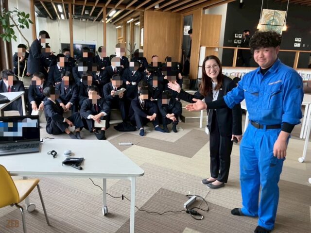 【未来の技術者たち！社屋見学会を開催しました✨】

こんにちは！AtomsWorld佐野です。

本日は、兵庫県立兵庫工業高校の電気科2年生の生徒さんが、AtomsWorldグループのZEB（ゼブ）社屋へ来てくださいました！

未来の電気技術者を志す生徒さんたちに、最先端のZEB（ゼロ・エネルギー・ビル）技術や、未来のエネルギー・建築物の在り方についてお話させていただきました。👀💡

今回は、同校を昨年卒業した山口電気工事所属の幸山くんも参加！
質問タイムでは、普段はなかなか聞きにくいだろうことも率直に聞いてもらい、先輩として一つひとつ丁寧に回答。そんな幸山くんの立派な成長ぶりに、引率の先生方もビックリされていました！😲✨

今回の体験が、生徒さんたちにとって将来を考える上での良いきっかけとなり、素晴らしい未来に向けた一つのヒントになれば幸いです。🤝✨

皆がとても元気で、私たちにとっても非常に楽しい時間となりました！

企業情報はプロフィールURLより 👉 atomsworld.co.jp
弊社ZEB社屋の見学をご希望の方は是非コメント欄へご連絡ください！

#atomsworld #兵庫県立兵庫工業高等学校 #電気工事 #会社見学 #山口電気工事