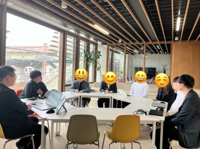 2月のロボット体験授業がきっかけで、本日は見学会を実施しました！🤖✨

こんにちは！AtomsWorldの佐野です。

先日お届けした、AtomsWorldグループのSpaceGrabロボティクス事業部による、大阪国際工科専門職大学でのロボット体験授業。

その授業がきっかけとなり、本日3名の生徒さんと先生1名が、見学会にお越しくださいました！🏫⚡️

本日の社屋見学はロボットも同行し、自慢のZEB社屋を一緒にご案内！
その後はじっくりお話しできる「座談会」も開催しました。「面接時などには聞きにくいことも、今日はぜひ何でも聞いてね」とお伝えし、リラックスした雰囲気の中でスタート。🤝✨

参加したSpaceGrabのメンバーも、質問に対して一つひとつ真剣に向き合い、対話を重ねる貴重な時間に。現場のリアルな声にまっすぐ耳を傾けてくれる生徒さんの姿が、とても印象的でした。

授業での出会いがこうして形になり、直接お会いできたことをチーム一同とても嬉しく思っています。
今回の体験が、これからの歩みにとって大切なヒントになれば幸いです。

お越しいただいた皆さま、本当にありがとうございました！

企業情報はプロフィールURLより 👉 atomsworld.co.jp
弊社ZEB社屋の見学をご希望の方は是非コメント欄へご連絡ください！💬

#AtomsWorld #SpaceGrab #尼崎 #見学会 #ロボット