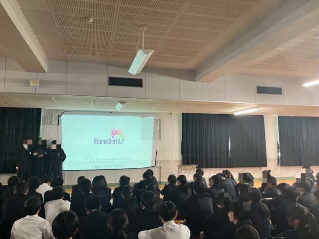 🤝 SDGs学習支援・武庫中学校ステップ4（発表会）に参加しました！

こんにちは！AtomsWorldの佐野です。

本日は尼崎市立武庫中学校へ伺い、「SDGs学習支援」の総括となる発表会にパートナー企業として出席してきました。

発表者の皆さんは、緊張感に包まれながらも、自分たちが学んだことを一生懸命に伝えようとしてくれました。そのひたむきな姿に、聞いている私たちも深く心を打たれました。

各企業が行っているSDGsの取り組みを自分たちなりに咀嚼し、言葉にしてくれたことに感謝の気持ちでいっぱいです。素晴らしい発表をありがとうございました！✨

企業情報はプロフィールURLより 👉 atomsworld.co.jp
弊社ZEB社屋の見学をご希望の方は是非コメント欄へご連絡ください！

#atomsworld #ZEB #武庫中学校 #SDGs #SDGsパートナー