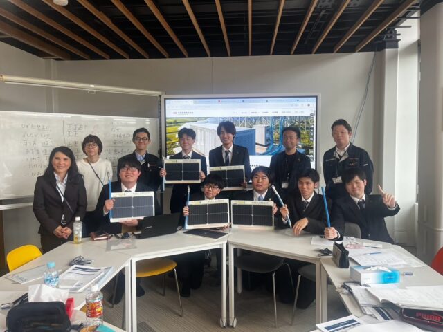 グループ会社 大昭産業について学習📚✨

こんにちは！AtomsWorldのもっちーです。

本日の新入社員研修では、グループ会社である大昭産業について学びました📖

商社の役割や重要性に加え、プラント事業部、ブラシ・設備事業部、再生可能エネルギー事業部といった具体的な仕事内容について知ることができました！

また、仕事に向き合う姿勢やビジネスコミュニケーションの大切さについても理解が深まり、これからの成長につながる大きな気づきを得ることができました💡

今回の研修を通して、グループ会社それぞれが役割を持ち、連携することで大きな価値を生み出していることを実感しました。

自分自身もその一員として、「何ができるか」を考え続け、行動していきたいと思います💪

企業情報はプロフィールURLより 👉 atomsworld.co.jp 弊社ZEB社屋の見学をご希望の方は、ぜひコメント欄へご連絡ください！💬

#AtomsWorld #大昭産業 #商社 #インフラ #新入社員研修