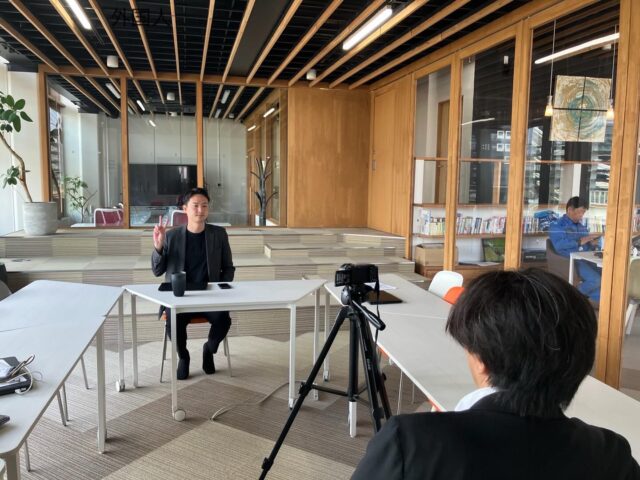 BridgeBondの動画撮影を行いました📸

こんにちは！AtomsWorldの佐野です。

本日、グループ会社BridgeBondの、動画撮影を行いました。
現在、公開に向けて準備を進めています。📸⚡️

完成した動画を皆様にお届けできる段階になりましたら、また改めてご報告します！
ぜひ楽しみにしていてくださいね。

企業情報はプロフィールURLより 👉 atomsworld.co.jp
弊社ZEB社屋の見学をご希望の方は是非コメント欄へご連絡ください！

#AtomsWorld #BridgeBond #動画制作 #撮影風景 #外国人人材