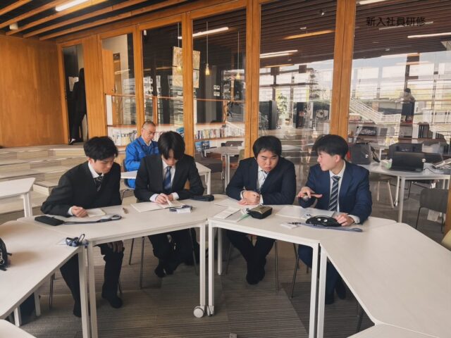 新人社員研修2日目📚

こんにちは！昨日AtomsWorld 「ヒト」ソリューション室に入社したもっちーです。

本日は、グループ会社である山口電気工事に昨日入社した新人社員へ研修を実施しました！

新入社員の皆さんが研修へ真剣に取り組む姿がとても印象的で、今後の成長がとても楽しみです✨

これから壁にぶつかることもあるかと思いますが、一つひとつの経験が必ず自分の力になります。失敗を恐れず、何事にも前向きに挑戦して、一緒に大きく成長していきましょう！😊

私自身も、学び続ける姿勢を大切にしながら、グループ全体のさらなる飛躍と成長に貢献できるよう、全力で取り組んでいきたいと思います！

企業情報はプロフィールURLより 👉 atomsworld.co.jp 弊社ZEB社屋の見学をご希望の方は是非コメント欄へご連絡ください！💬

#AtomsWorld #山口電気工事 #新入社員研修 #採用 #成長