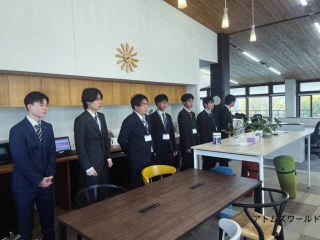 新人社員研修3日目📚

こんにちは！AtomsWorld のもっちーです。

本日は新入社員研修3日目でした📖

新しい環境の中で、不安や戸惑いを感じることもあると思います。
それでも目の前のことに一つひとつ向き合い、挑戦を重ねることで、
少しずつ確かな成長へとつながっていきます💡

仲間と支え合いながら前に進もうとする姿勢に、
多くの気づきと学びを得られた1日となりました！
私自身も初心を忘れず、共に前に進んでいきたいと思います😊

企業情報はプロフィールURLより 👉 atomsworld.co.jp
弊社ZEB社屋の見学をご希望の方は、ぜひコメント欄へご連絡ください！💬

#AtomsWorld #山口電気工事 #新入社員研修 #チームワーク #成長