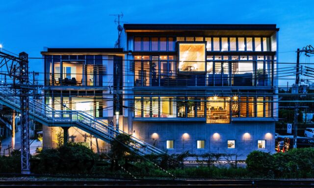 【入社して驚いたこと ～ZEB編～】

こんにちは！AtomsWorldのもっちーです。

入社して数日ですが、
「これはすごい…！」と感じたことがありました😳

普段働いているこの社屋、
実は「ZEB（ゼロエネルギービル）」と呼ばれる、
環境に配慮した建物なんです🌏✨

正直、入社前は
「ZEBって何…？」という状態でした🤔☁️

ZEBとは簡単に説明すると、
👉「エネルギーをできるだけ使わず、さらに自分たちでエネルギーをつくることで、エネルギー収支ゼロを目指す建物」です🔋

実際に働いてみて感じたのは…👀

・明るくて快適な空間☀️
・省エネなのに過ごしやすい🌱
・環境に配慮した取り組みが身近にあること🌏
など、「働きやすさ」と「環境へのやさしさ」を同時に感じられる場所だと知りました✨

まだまだ勉強中ですがこの環境で学びながら、
AtomsWorldグループの魅力を少しずつ発信していきます🌿

企業情報はプロフィールURLより 👉 atomsworld.co.jp
弊社ZEB社屋の見学をご希望の方は、ぜひコメント欄へご連絡ください！💬

#AtomsWorld #ZEB #会社紹介 #省エネ #環境