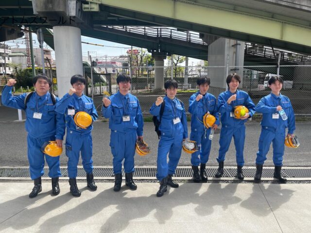 山口電気工事 電力工事部について学習⚡

こんにちは！AtomsWorldのもっちーです。

本日の新入社員研修では、山口電気工事 電力工事部の取り組みについて研修を実施しました📖

新入社員の皆さんは先輩社員とともに変電所を訪問し、現場の様子や仕事に向き合う姿勢に触れることで、業務内容への理解を深め、将来の自分の姿を具体的にイメージする貴重な機会となったよう📊

帰社後には、本日現場で学んだ内容について共有があり、それぞれの気づきや学びから、現場での経験の重要性が伝わる時間となりました✨

これから経験を積みながら、一人ひとりがどのように成長し、活躍していくのかとても楽しみです🌱

#AtomsWorld #山口電気工事 #電気 #変電所 #新入社員研修