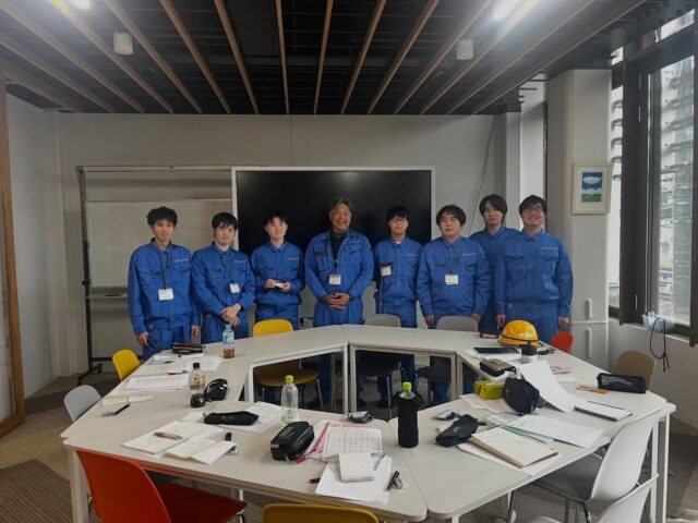 山口電気工事 取締役による特別研修を実施⚡

こんにちは！AtomsWorldのもっちーです。

本日の新入社員研修では、山口電気工事の取締役よりじきじきに研修をしていただきました📖

午前中、新入社員の皆さんは資材倉庫を訪れ、現場がスムーズに進むための工夫や資材管理の重要性を直接教わり、日々の業務を支える段取りの大切さを学んだそうです✨

午後からは、業務における目標設定の重要性や危険予知活動票（KY活動）の作成について学び、安全に仕事を進めながら成長していくための考え方を身につける機会となりました📊

安全を何より大切にする姿勢が、新しい皆さんの心にしっかりと根付いていくのを感じた一日でした。この確かな一歩が、これからのグループを支える大きな力になっていくのだと思うと、未来がますます楽しみになります！😊

#AtomsWorld #山口電気工事 #電設 #電気工事 #新入社員研修