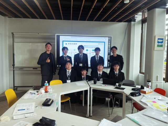 グループ会社BridgeBondについて学習🌉

こんにちは！AtomsWorldのもっちーです。

本日の新入社員研修では、グループ会社であるBridgeBondについて理解を深めました📖

今回の研修では、業務内容の理解に加え、ビジネスモデルキャンバスの作成にも取り組みました。
事業の全体像を“見える化”することで、新たな気づきや改善のヒントが得られただけでなく、チーム内での共通認識を高めることの大切さを実感しました💡

今回の学びを活かし、グループ会社としての連携をさらに深めながら、新たな価値創造に挑戦していきます🌱

#AtomsWorld #BridgeBond #海外人材 #チーム #新入社員研修