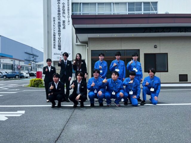 日本スピンドル製造株式会社様との新入社員合同研修の実施📘

こんにちは！AtomsWorldのもっちーです。

本日は、日本スピンドル製造株式会社様と合同で新入社員研修を実施しました🤝

今回の合同研修では、安全衛生の重要性や工具の正しい使い方について学ぶとともに、業務に対する責任感について理解を深めました🔧📖

また、グループワークでは新入社員同士で「社会人として大切なこと」をテーマに意見を交わし、コミュニケーションを図りました✨

それぞれの価値観や考えに触れる中で新たな気づきが生まれ、これからの成長への意欲がさらに高まる時間となりました🌱
日本スピンドル製造株式会社の皆様、本日はご対応いただきありがとうございました！☺️

企業情報はプロフィールURLより 👉 atomsworld.co.jp
弊社ZEB社屋の見学をご希望の方は是非コメント欄へご連絡ください！💬

#AtomsWorld #日本スピンドル製造 #安全第一 #合同研修 #新入社員研修