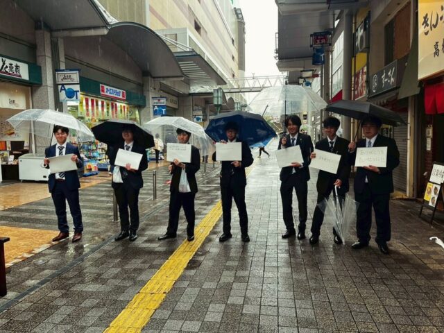 新人社員研修合宿を実施しました✨

こんにちは！AtomsWorldのもっちーです。

4月22日からの3日間で、新人社員を対象に研修合宿を実施しました！

合宿の課外活動で課されたテーマは簡単なものではありませんでしたが、新入社員全員が最後までやり切り、目標を達成することができました👏

最初は緊張もありましたが、一人ひとりが勇気を出して行動し、多くの方との関わりを通じて気づきや学びを得るなど、成長につながる機会となりました🌱

また、課外活動終了後には振り返りを行い、それぞれが感じた課題や気づきを共有しました！
今回の学びを活かし、研修成果発表会に向けたプレゼン準備を進めていきます📝

「心得」の実践、「挑戦」の実践、「チームワーク」の醸成を目的に実施した本合宿での経験が、一人ひとりの自信へとつながり、さらなる成長へとつながっていきます✨

新人社員の皆さんの成長を、ぜひ温かく応援していただければと思います🔥

#AtomsWorld #新入社員 #合宿 #チームワーク #挑戦