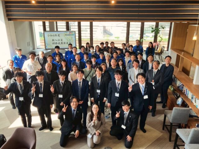 新入社員研修成果発表会を実施しました！✨

こんにちは！AtomsWorldのもっちーです。

本日、新入社員研修の集大成となる研修成果発表会を実施しました📊✨

1か月間の研修で学んできたことをもとに、一人ひとりが自分の言葉で発表に臨み、それぞれの成長や想いがしっかりと伝わる発表となりました💡

ご家族や学生時代の先生にもお越しいただき、多くの方に見守られる中での発表となりました。普段とはまた違った緊張感の中で、それぞれが堂々と発表する姿が印象的でした✨

ご家族の皆様、ならびに来賓としてお越しいただきました母校の先生方、日本スピンドル製造株式会社の皆様、本日はご多忙の中ご臨席賜り、誠にありがとうございました！

これまでの努力や試行錯誤の積み重ねが感じられる内容ばかりで、非常に充実した発表会となりました🔥

新入社員研修を通して得た学びや自信を、今後の業務でも存分に発揮してくれることを期待しています💪✨

新入社員の皆さんのこれからの活躍に、ぜひご注目ください！🌱

企業情報はプロフィールURLより 👉 atomsworld.co.jp

弊社ZEB社屋の見学をご希望の方はぜひコメント欄へご連絡ください！💬

#AtomsWorld #新入社員研修 #発表 #チームワーク #挑戦