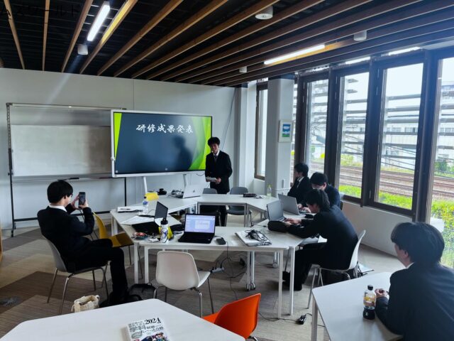 研修の集大成へ！研修成果発表会に向けた資料作成📊

こんにちは！AtomsWorldのもっちーです。

本日から新入社員研修では、研修の集大成となる研修成果発表会に向けた資料作成を実施しました📊✨

1か月間の研修で学んできた内容を振り返りながら、どのようにすれば相手に分かりやすく、そして魅力的に伝えられるかを、一人ひとりが考えながら資料の作成を進めています💡

試行錯誤を重ねる中で、それぞれの工夫や想いが形となり、着実に完成度の高い資料へと仕上がってきています🔥

新入社員の皆さん、本番に向けて頑張ってください💪

企業情報はプロフィールURLより 👉 atomsworld.co.jp
弊社ZEB社屋の見学をご希望の方は是非コメント欄へご連絡ください！💬

#AtomsWorld #新入社員 #発表 #資料作成 #成長