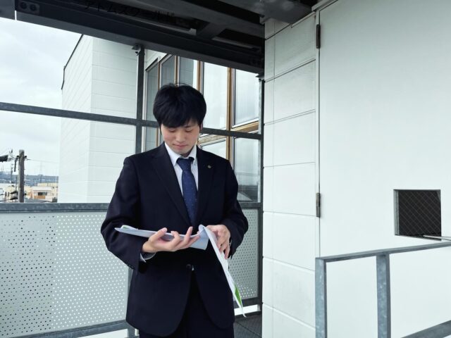 いよいよ明日！研修成果発表会前日の最終準備🔥

こんにちは！AtomsWorldのもっちーです。

本日の研修では、明日に控えた研修成果発表会に向けて、発表練習を中心に実施しました✨

これまで準備してきた資料をもとに、伝え方や話し方、時間配分など細かな部分まで一人ひとりが意識しながら、最終確認を行いました💡

それぞれが自分の言葉で伝えられるよう工夫を重ねながら、明日の本番に向けて着実に準備を進めています🔥

いよいよ明日が本番です！
ぜひ、新人社員の皆さんへの温かい応援をよろしくお願いいたします✨

企業情報はプロフィールURLより 👉 atomsworld.co.jp
弊社ZEB社屋の見学をご希望の方は是非コメント欄へご連絡ください！💬

#AtomsWorld #新入社員研修 #成長 #挑戦 #発表会