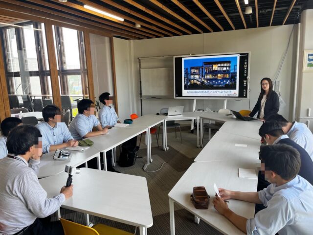 🏫大阪府立城東工科高等学校のみなさんがZEB社屋見学に来社されました！✨

こんにちは！AtomsWorldのもっちーです。

本日、東大阪市にある大阪府立城東工科高等学校の生徒のみなさんに、弊社ZEB社屋をご見学いただきました！🔍

見学では、実際に社屋内の設備や技術に触れ、環境配慮型オフィスやZEBの取り組みについて体感していただきました🏢

生徒のみなさんが真剣な表情で説明を聞かれている姿がとても印象的で、今回の見学がこれからの学びや将来を考えるきっかけになればうれしく思います✨

大阪府立城東工科高等学校の皆様、本日はありがとうございました！😊

企業情報はプロフィールURLより 👉 atomsworld.co.jp
弊社ZEB社屋の見学をご希望の方は是非コメント欄へご連絡ください！💬

#AtomsWorld #城東工科高校 #みらい工科高校 #ZEB #見学