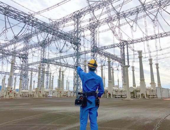 🌀台風が過ぎた後、電気工事会社は何をしている？⚡

こんにちは！AtomsWorldのもっちーです。

台風6号が近畿地方を通過しましたが、皆さまのお住まいの地域は大丈夫でしたか？

台風が過ぎた後も、街の中には思わぬ危険が残っていることがあります。

一見問題がないように見えても、強風や大雨の影響によって電線・電柱・屋外設備などに異常が発生している場合があり、見た目だけでは安全かどうか判断できません。

危険を感じる場所には近づかず、触れずに、安全な場所から関係機関へ連絡することが大切です。

そのような停電や設備トラブルの際には、電気を安全に使える状態へ戻すための確認や専門的な作業が必要になります。

そのため、電気工事会社では設備の点検や安全確認を行い、安心して電気を利用できる環境を守っています💪

グループ会社の山口電気工事も、地域のインフラを支える企業として、日々安全で快適な電気環境づくりに取り組んでいます😊

これからも、地域の安心・安全な電気環境を守れるよう、引き続き取り組んでまいります⚡

企業情報はプロフィールURLより👉 atomsworld.co.jp
弊社ZEB社屋の見学をご希望の方は是非コメント欄へご連絡ください！

#AtomsWorld #山口電気工事 #台風 #電気工事 #防災