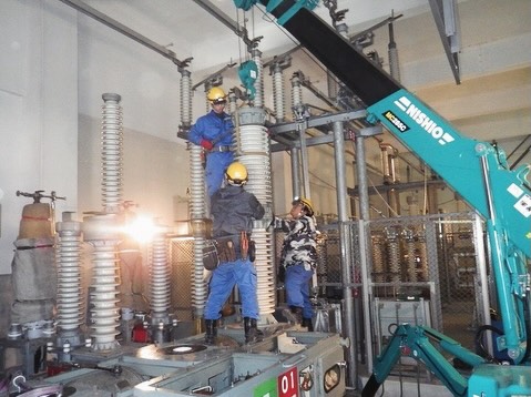 🌟グループ会社紹介｜山口電気工事株式会社🌟

こんにちは！AtomsWorldのもっちーです。

今回は、AtomsWorldグループの山口電気工事株式会社を紹介します⚡

山口電気工事株式会社は、昭和21年（1946年）に設立され、80年以上にわたり電気インフラを支えてきた電気工事会社です💪

社内には主に3つの部署があります✨
それぞれの専門分野で、暮らしや社会を支える仕事に取り組んでいます😊

⚡【電力工事部】
発電所や変電所で工事を行い、電力の安定供給を支えています。

🏢【電設工事部】
公共施設や民間企業の建物で、照明や受変電設備などの電気設備工事を行っています。

🌱【再生可能エネルギー事業部】
太陽光発電設備や蓄電所の設計・施工を通じて、脱炭素社会の実現に取り組んでいます。

私たちは、公共施設や工場、商業施設、太陽光発電設備など、さまざまな現場で電気設備の工事を行っています⚡

普段何気なく使っている電気ですが、その「当たり前」を支えているのが私たちの仕事です😊

これからも山口電気工事は、確かな技術と挑戦する姿勢を大切にしながら、電気を通じて地域の暮らしと未来を支え続けてまいります✨

企業情報はプロフィールURLより👉 atomsworld.co.jp
弊社ZEB社屋の見学をご希望の方は是非コメント欄へご連絡ください！

#AtomsWorld #山口電気工事 #電気工事 #再生可能エネルギー #会社紹介