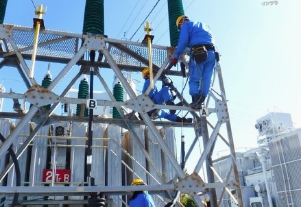 ⚡グループ会社 部署紹介｜山口電気工事株式会社 電力工事部⚡

こんにちは！AtomsWorldのもっちーです。

今回は、山口電気工事株式会社の「電力工事部」をご紹介します✨

山口電気工事株式会社は、創業以来80年にわたり、関西電力株式会社の主要な元請業者として、安全を最優先に一つひとつの工事を確実に施工しています💪

その中で電力工事部は、主に変電所における電気設備工事の設計・施工を行っています⚡

普段は目にする機会が少ない仕事ですが、一瞬の油断も許されない社会インフラの現場だからこそ、徹底した安全管理と高い技術力を大切にしています。

家庭や学校、オフィスで誰もが安心して電気を使える・暮らしを守るという使命感を持ち、これからも安全第一に、地域社会に欠かせない電気インフラを支えてまいります✨

企業情報はプロフィールURLより👉 atomsworld.co.jp
弊社ZEB社屋の見学をご希望の方は是非コメント欄へご連絡ください！

#AtomsWorld #山口電気工事 #電力工事部 #電気工事 #会社紹介