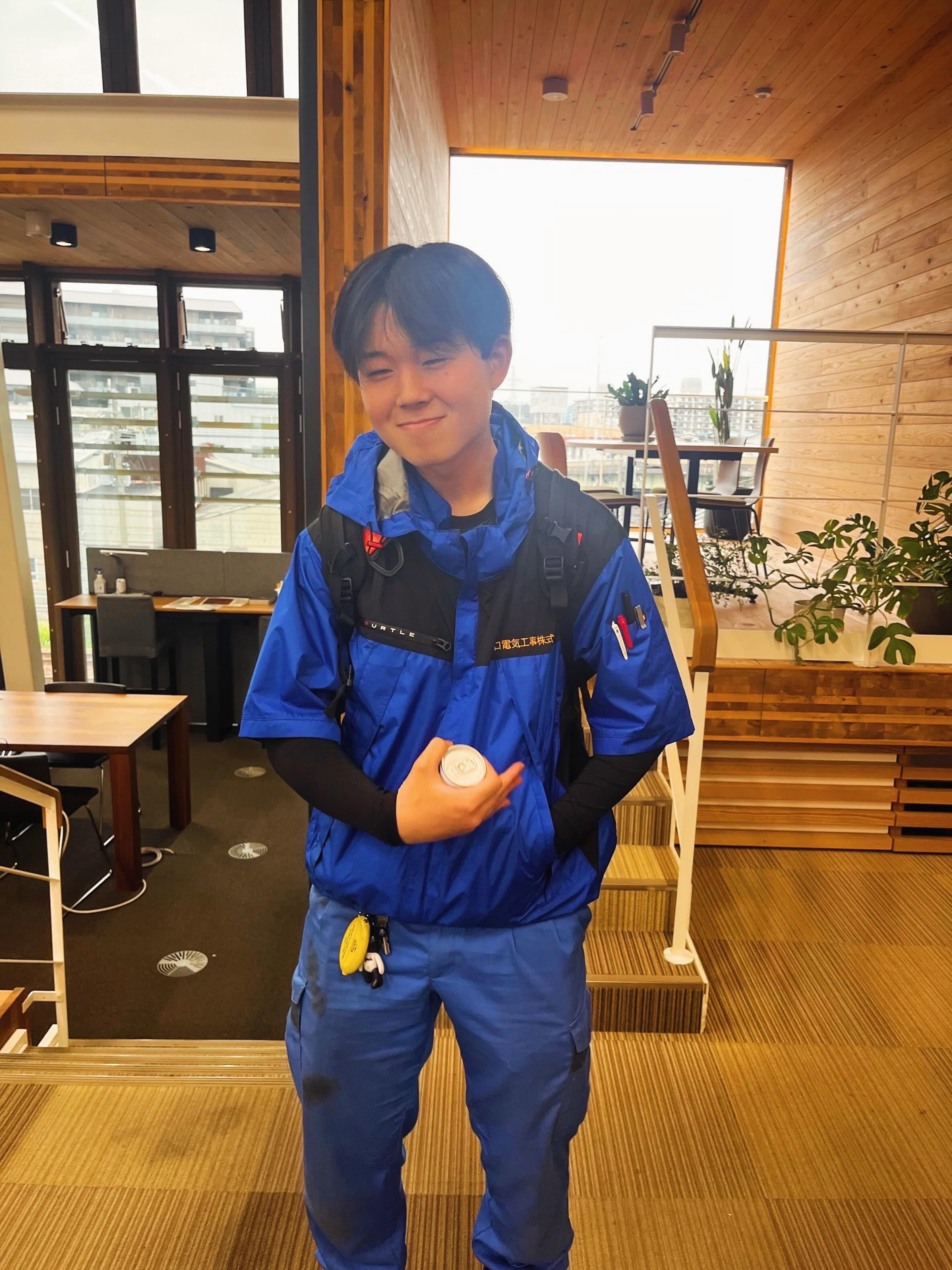🔹新入社員インタビューVol.1🔹

こんにちは！AtomsWorldのもっちーです。

今回は、4月にグループ会社の山口電気工事株式会社へ入社した川口くんに、お話を伺いました😊

⚡山口電気工事株式会社に入社した理由
→裏で社会を支える縁の下の力持ちのような仕事に魅力を感じ、かっこいいと思ったからです！

⚡現在取り組んでいること
→先輩方と一緒に変電所での作業に取り組んでいます！

⚡山口電気工事株式会社に入社して感じた事
→みなさん優しく、時には冗談も言ってくれるので、とても働きやすくおもしろい職場だと感じています！

⚡今後の目標
→仕事を安心して任せてもらえる電気工事士になります！

日々新しいことを学びながら、明るく元気に仕事へ取り組む川口くん😊
社会インフラを支える電気工事士として、一歩ずつ成長していく姿がとても楽しみです✨

川口くん、インタビューに答えてくれてありがとうございました！
新入社員インタビューは、今後も定期的にお届けしていきます。 
次回はどんなメンバーが登場するのか、ぜひお楽しみに！どうぞご期待ください👋✨

#AtomsWorld #山口電気工事株式会社 #電気工事 #新卒 #社員紹介
