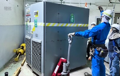 ⚡グループ会社 部署紹介｜山口電気工事株式会社 電設工事部⚡

こんにちは！AtomsWorldのもっちーです。

今回は、AtomsWorldグループ会社である山口電気工事株式会社の「電設工事部」についてご紹介します⚡

電設工事部では、公共施設や民間企業の建物などに関わる電気工事の設計・施工を幅広く行っており、照明設備や受変電設備の工事など、建物を安全で快適に利用するために欠かせない電気設備工事に携わっています💡

普段何気なく使っている照明やコンセント、建物内の電気設備も、安全で快適な空間をつくるために欠かせない大切なインフラの一つです。

これからも山口電気工事株式会社では、電気工事を通じて、地域の暮らしや建物の安全・快適な環境づくりに貢献してまいります✨

企業情報はプロフィールURLより👉 atomsworld.co.jp
弊社ZEB社屋の見学をご希望の方は、ぜひコメント欄よりお気軽にご連絡ください💬

#AtomsWorld #山口電気工事 #電設工事部 #電気工事 #暮らし