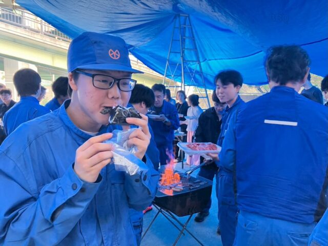 🌱安全大会のあとは、みんなで焼肉大会を開催しました！🍖

こんにちは！AtomsWorldのもっちーです。

先日の安全大会のあと、弊社社屋の1階にて、AtomsWorldグループ合同の焼肉大会を行いました✨

お肉を囲みながら、会社や部署の垣根を越えて自然と会話が弾み、普段以上にグループ会社同士の交流を深める時間となりました。🤝

今回、私は初めて懇親会に参加したのですが、普段なかなかゆっくりお話しする機会がない方ともたくさんコミュニケーションが取れて、とても楽しい時間を過ごすことができました。
これから社内でのやり取りがもっとスムーズになりそうで、とても嬉しく思っています😊

こうした温かい一体感があるのも、AtomsWorldグループの大きな魅力だと改めて実感しました。
これからもグループ全体でしっかり協力しながら、日々の業務に励んでまいります！

企業情報はプロフィールURLより 👉 atomsworld.co.jp
弊社ZEB社屋の見学をご希望の方は是非コメント欄へご連絡ください！

#AtomsWorld #焼肉大会 #懇親会 #安全大会 #社内イベント
