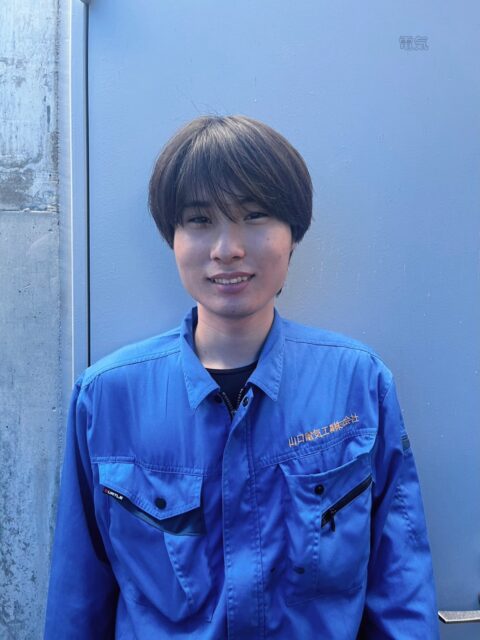 🔹新入社員インタビュー Vol.3🔹

こんにちは！AtomsWorldのもっちーです。

今回は、4月にグループ会社の山口電気工事株式会社へ入社した東くんに、お話を伺いました😊

⚡山口電気工事株式会社に入社した理由
→電気に関わる仕事に興味があり、専門的な技術を身につけたいと思ったことがきっかけです！ 
また、入社前に会社を訪れた際、先輩方が優しく接してくださり、「この会社で働きたい！」と思い入社を決めました！

⚡現在取り組んでいること
→現在は先輩方とともに変電所での作業に取り組んでいます！

⚡山口電気工事株式会社に入社して感じたこと
→先輩方がとても丁寧に指導してくださるため、非常に心強く、前向きに仕事に励むことができる会社だと感じています！

⚡今後の目標
→一日も早く知識と技術を身につけ、一人前の電気工事士になります！

頼れる先輩とともに変電所での作業に取り組みながら、日々少しずつ経験を積んでいる東くん😊 
これからも技術を学び、一人前の電気工事士を目指して一歩一歩進んでいく姿がとても楽しみです✨

東くん、インタビューに答えてくれてありがとうございました！
新入社員インタビューは、今後も定期的にお届けしていきます。
次回はどんなメンバーが登場するのか、ぜひお楽しみに👋✨

企業情報はプロフィールURLより 👉 atomsworld.co.jp
弊社ZEB社屋の見学をご希望の方は是非コメント欄へご連絡ください！

#AtomsWorld #山口電気工事 #電気工事 #新卒 #社員紹介