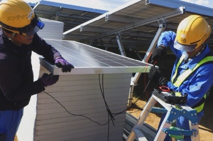 ☀️グループ会社 部署紹介｜山口電気工事株式会社 再生可能エネルギー事業部🔋

こんにちは！AtomsWorldのもっちーです。

今回は、AtomsWorldグループ会社である山口電気工事株式会社の「再生可能エネルギー事業部」についてご紹介します☀️

再生可能エネルギー事業部では、太陽光発電を中心とした環境にやさしいエネルギー設備の設計・施工を行っています。

産業用太陽光発電所の建設や、自家消費型太陽光発電設備・蓄電池の設置をはじめ、太陽光発電所のメンテナンスや、既存設備の発電能力を高めるリパワリングまで幅広く手掛けています🔋💡

電気をつくる設備だけでなく、つくられた電気をため、安定して活用するための設備まで支える再生可能エネルギー事業部。

これまで培ってきた電気工事の技術を生かし、今後も再生可能エネルギーを安定して活用できる環境づくりに貢献していきます🌱

企業情報はプロフィールURLより 👉 atomsworld.co.jp
弊社ZEB社屋の見学をご希望の方は、ぜひコメント欄よりお気軽にご連絡ください！💬

#AtomsWorld #山口電気工事 #再生可能エネルギー #エネルギー #設計
