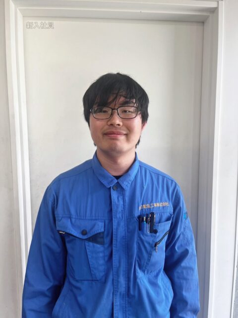 🔹新入社員インタビュー Vol.5🔹

こんにちは！AtomsWorldのもっちーです。

今回は、4月にグループ会社の山口電気工事株式会社へ入社した岩佐くんに、お話を伺いました😊

⚡山口電気工事株式会社に入社した理由
→一般的な電気工事会社では携わる機会が少ない、変電所での専門性の高い仕事に興味を持ったからです！

⚡現在取り組んでいること
→先輩方に仕事を教えてもらいながら、変電所での作業に取り組んでいます！

⚡山口電気工事株式会社に入社して感じたこと
→社会に欠かせない大きな役割を担う、とても責任感のある仕事だと実感しています！

⚡今後の目標
→現在、先輩方に仕事を教えてもらっているように、将来は後輩へしっかりと仕事を教えられる電気工事士になることです！

専門性の高い現場での仕事に興味を持ち、山口電気工事株式会社への入社を決めた岩佐くん😊
これから経験を積み重ねながら、将来は後輩から頼られる電気工事士へと成長していく姿を楽しみにしています✨

新入社員インタビューは、今後も定期的にお届けしていきます。
次回はどんなメンバーが登場するのか、ぜひお楽しみに👋✨

企業情報はプロフィールURLより👉 atomsworld.co.jp
弊社ZEB社屋の見学をご希望の方は是非コメント欄へご連絡ください！

#AtomsWorld #山口電気工事 #電気工事 #新卒 #社員紹介