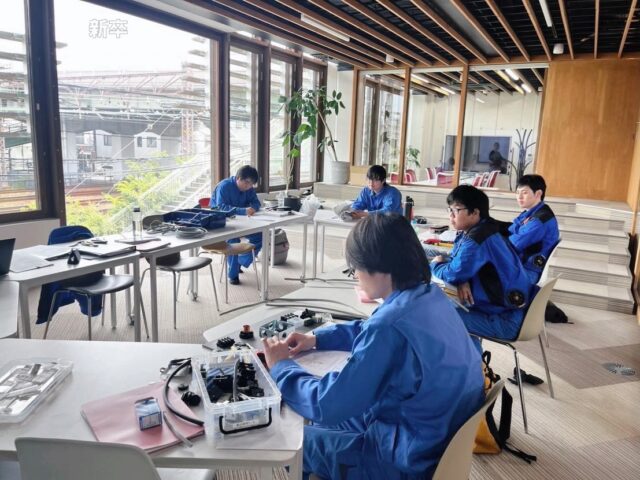 📚新入社員資格取得研修～進捗報告～📚

こんにちは！AtomsWorldのもっちーです。

グループ会社の山口電気工事株式会社では、7月1日から新入社員を対象に、電気工事士や電気工事施工管理技士の資格取得に向けた社内研修を行っています。

今回は、電気工事士の実技試験に向けて取り組む研修の様子をご紹介します😊

実技研修では、実際の試験を想定しながら、作業の手順や配線の仕上がりを一つひとつ確認し、繰り返し練習に取り組んでいます🔧

研修を始めた頃と比べて、工具の扱いや作業の流れにも少しずつ慣れ、試験本番に向けて着実に準備を進めています💡

これからも資格取得に向けた研修の様子は定期的にお届けしていきますので、ぜひ皆さんも温かい応援をよろしくお願いいたします！

企業情報はプロフィールURLより👉 atomsworld.co.jp
弊社ZEB社屋の見学をご希望の方は是非コメント欄へご連絡ください！

#AtomsWorld #山口電気工事 #新入社員 #資格取得 #研修