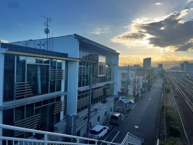 🌇 帰り道に社屋を撮ってみました📸

こんにちは！AtomsWorldのもっちーです。

今週から土曜日も投稿していくことになりました😊
土曜日の投稿では普段とは少し雰囲気を変えて、何気ない日常や最近の出来事なども発信していく予定です🌱

記念すべき1回目は、先日仕事終わりの帰り道に撮ったAtomsWorldの社屋です📸

いつも見慣れている社屋ですが、夕方になると照明の光や夕空の色も相まって、昼間の様子とはまた違った印象に見えたため、思わず写真を撮ってしまいました🌇

時間帯や季節によって、見慣れた場所が少し違って見えるのはなんだか新鮮ですよね👀

これからの土曜投稿でも、こうした何気ない日常や出来事を発信していきますので、ぜひ気軽にチェックしていただけるとうれしいです✨

#AtomsWorld #尼崎 #日常 #帰り道 #夕暮れ