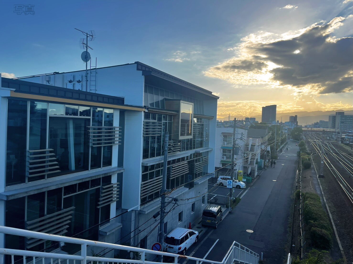 🌇 帰り道に社屋を撮ってみました📸

こんにちは！AtomsWorldのもっちーです。

今週から土曜日も投稿していくことになりました😊
土曜日の投稿では普段とは少し雰囲気を変えて、何気ない日常や最近の出来事なども発信していく予定です🌱

記念すべき1回目は、先日仕事終わりの帰り道に撮ったAtomsWorldの社屋です📸

いつも見慣れている社屋ですが、夕方になると照明の光や夕空の色も相まって、昼間の様子とはまた違った印象に見えたため、思わず写真を撮ってしまいました🌇

時間帯や季節によって、見慣れた場所が少し違って見えるのはなんだか新鮮ですよね👀

これからの土曜投稿でも、こうした何気ない日常や出来事を発信していきますので、ぜひ気軽にチェックしていただけるとうれしいです✨

#AtomsWorld #尼崎 #日常 #帰り道 #夕暮れ