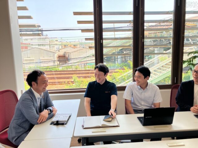 🏭グループ会社紹介｜大昭産業株式会社🌏

こんにちは！AtomsWorldのもっちーです。

今回は、AtomsWorldグループの「大昭産業株式会社」をご紹介します😊

大昭産業株式会社は1967年の設立以来、国内外の技術・製品を取り扱い、製造業やエネルギー分野を中心に、お客様のニーズや課題に応じた提案を行ってきた技術商社です🤝✨

主に、次の3つの事業を展開しており、それぞれの専門分野を通じて、製造現場や社会インフラを支えています😊

🏭プラント事業
発電設備や工場などで使用される熱交換器、ろ過装置、配管資材などを取り扱い、調査・計画・設計から調達・施工まで幅広く対応しています。

🪥ブラシ・設備事業
歯ブラシや工業用ブラシなどの製造に欠かせない植毛機をはじめ、関連する部品・刃物・素材などを幅広く提案しています。

☀️再生可能エネルギー事業
太陽光発電や蓄電池に必要な機器・資材の供給から、設計・施工・電気工事まで一貫してサポートしています。

また、国内外のサプライチェーン構築をはじめ、製品のメンテナンス、検査・分析・評価、グループ会社と連携した電気工事・測量まで、幅広く対応しています🌱

大昭産業株式会社はこれからも、培ってきた技術と国内外のネットワークを活かし、社会インフラを支えながら、人と環境と未来をつなぐ新たな価値を生み出していきます😊✨

企業情報はプロフィールのURLから👉 atomsworld.co.jp
弊社ZEB社屋の見学をご希望の方は、ぜひコメント欄からご連絡ください！

#AtomsWorld #大昭産業 #技術 #歯ブラシ #再生可能エネルギー