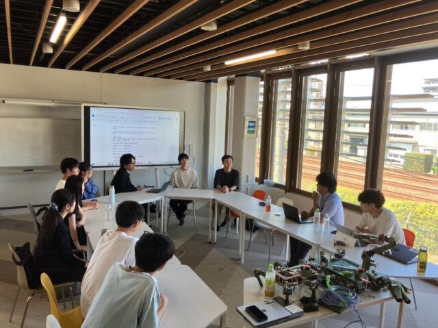 🤖神戸大学ロボット研究会「六甲おろし」の皆さんに来社いただきました！✨

こんにちは！AtomsWorldのもっちーです。

昨日、神戸大学の学生の皆さんに来社いただき、防災でのロボットの活用方法について意見を交わすとともに、ロボットの操作体験も行いました🤖

皆さんの柔軟な発想に触れ、ロボットの新たな可能性を感じる、大変有意義な時間となりました🤝✨

また、弊社ZEB社屋が撮影舞台になっている尼崎市のPRショート動画「尼崎のいいとこ、ちょっと発見した気分」の撮影があり、学生の皆さんにも参加いただきました🎥

今後も皆さんにお会いできることを、今からとても楽しみにしています😊

最後の画像では、学生の皆さんが製作したロボットもご紹介しています📸
さまざまなアイデアや工夫が詰まったロボットにも、ぜひご注目ください！✨

企業情報はプロフィールURLより👉 atomsworld.co.jp
弊社ZEB社屋の見学をご希望の方は是非コメント欄へご連絡ください！

#AtomsWorld #神戸大学 #尼崎 #PR動画 #ZEB