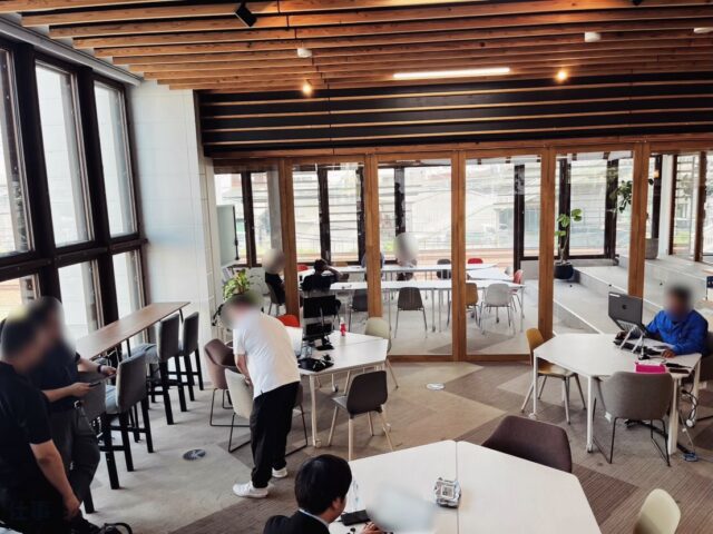 🪑入社して驚いたこと～フリーアドレス編～✨

こんにちは！AtomsWorldのもっちーです。

今回の「入社して驚いたこと」は、弊社で導入している「フリーアドレス」についてご紹介します😊

フリーアドレスとは、社員ごとの固定席を設けず、空いている席から、その日働く場所を自由に選ぶ働き方です💻✨

入社後、同じ社屋で働くグループ各社の社員が、同じフリーアドレスの空間で仕事をしていることに驚きました😳

日によって近くに座る人も変わるため、何気ない会話が仕事の相談や情報交換につながるなど、会社や部署の垣根を越えたコミュニケーションが、グループ全体に自然と生まれます🤝

私自身も、日によって席を変えることで、グループ各社の仕事を知ったり、さまざまな社員と話したりする機会が増え、フリーアドレスならではの良さを感じています😊

今後も、ZEB社屋ならではの魅力や驚いたポイントをたくさん発信していきますので、ぜひ楽しみにしてください！✨

企業情報はプロフィールのURLから👉 atomsworld.co.jp
弊社ZEB社屋の見学をご希望の方は、ぜひコメント欄からご連絡ください！

#AtomsWorld #フリーアドレス #コミュニケーション #自由 #空間