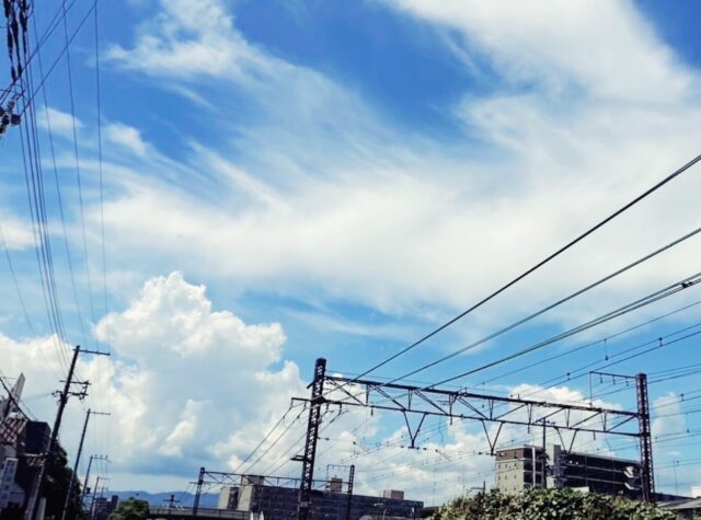 ☁️夏らしい雲を発見！👀

こんにちは！AtomsWorldのもっちーです。

先日のお昼、少し外へ出ると、空に大きな入道雲のような雲が浮かんでいたので思わず写真を撮りました☁️✨

空を見上げながら「まだまだ夏だな」と思い、少し歩いただけでも汗ばむほどの暑さでした…🥵

外の暑さを感じたからこそ、ZEB社屋の中で快適に仕事ができる環境のありがたさを、いつも以上に感じました🌿

まだまだ暑い日が続きますので、皆さんも体調に気をつけてお過ごしください！

#AtomsWorld #夏 #雲 #空 #写真