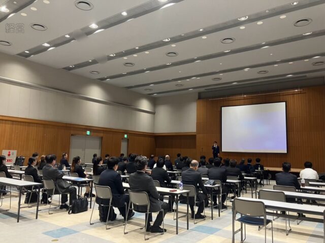 📢AtomsWorldグループ 経営計画発表会を開催しました！✨

こんにちは！AtomsWorldのもっちーです。

9月5日（土）、尼崎リサーチ・インキュベーションセンターにて、AtomsWorldグループの経営計画発表会を開催しました😊

AtomsWorldグループでは8月を決算月としており、新しい期を迎える9月上旬に経営計画発表会を行っています。

今回の発表会では、各グループ会社から前期の事業報告と今期の事業計画が発表され、前期の実績を振り返るとともに、今期の方向性や目標を共有しました📊

各社の事業や今期の取り組みへの理解を深め、社員一人ひとりが気持ちを新たにして今期をスタートするための大切な機会となりました🤝

今期についても、AtomsWorldグループ全体でしっかり協力しながら、日々の業務に励んでまいります✨

企業情報はプロフィールのURLから👉 atomsworld.co.jp
弊社ZEB社屋の見学をご希望の方は、ぜひコメント欄からご連絡ください！

#AtomsWorld #経営計画発表会 #報告 #計画 #目標