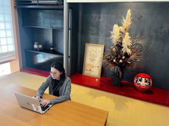 🍵入社して驚いたこと～和室ブース編～✨

こんにちは！AtomsWorldのもっちーです。

今回の「入社して驚いたこと」では、弊社ZEB社屋2階にある「和室ブース」をご紹介します😊

実は弊社のオフィスには、社員が自由に利用できる和室ブースがあります✨

普段とは少し気分を変えて仕事に取り組みたいときに効果的なスペースです🍵

デスクや集中ブース、和室ブースなど、その日の仕事内容に合わせて働く場所を選べることも、弊社の働く環境の特徴の一つです😊

今後も、社内の設備や入社して驚いたポイントを発信していきますので、楽しみにしていただけるとうれしいです✨

企業情報はプロフィールのURLから👉 atomsworld.co.jp
弊社ZEB社屋の見学をご希望の方は、ぜひコメント欄からご連絡ください！

#AtomsWorld #ZEB #和室 #フリーアドレス #仕事