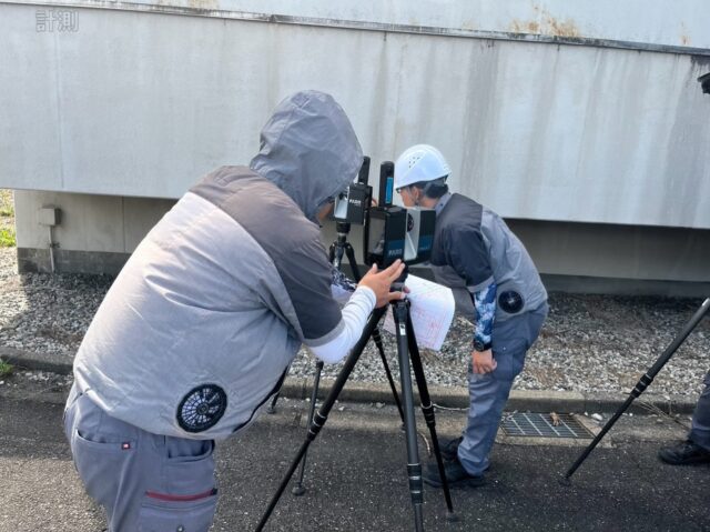 📸SpaceGrabの現場撮影に同行しました！✨

こんにちは！AtomsWorldのもっちーです。

本日、グループ会社の株式会社SpaceGrabが行う現場撮影に同行し、3Dレーザースキャナー「FARO（ファロ）」を使用して、現場のさまざまな場所を撮影・計測する様子を見学してきました😊

FAROで計測したデータをもとに現場を3Dで再現することで、現地の形状や寸法を確認できるほか、機材の搬入経路の検討や作業前のシミュレーションなどにも活用します💻✨

実際の現場でどのように撮影・計測が行われているのかを見ることで、3Dデータがどのようにつくられ、仕事に活用されているのかを知る良い機会になりました😊

今後も、AtomsWorldグループのさまざまな仕事や取り組みを発信していきますので、楽しみにしていただけるとうれしいです✨

企業情報はプロフィールのURLから👉 atomsworld.co.jp
弊社ZEB社屋の見学をご希望の方は、ぜひコメント欄からご連絡ください！

#AtomsWorld #SpaceGrab #3D #FARO #測量