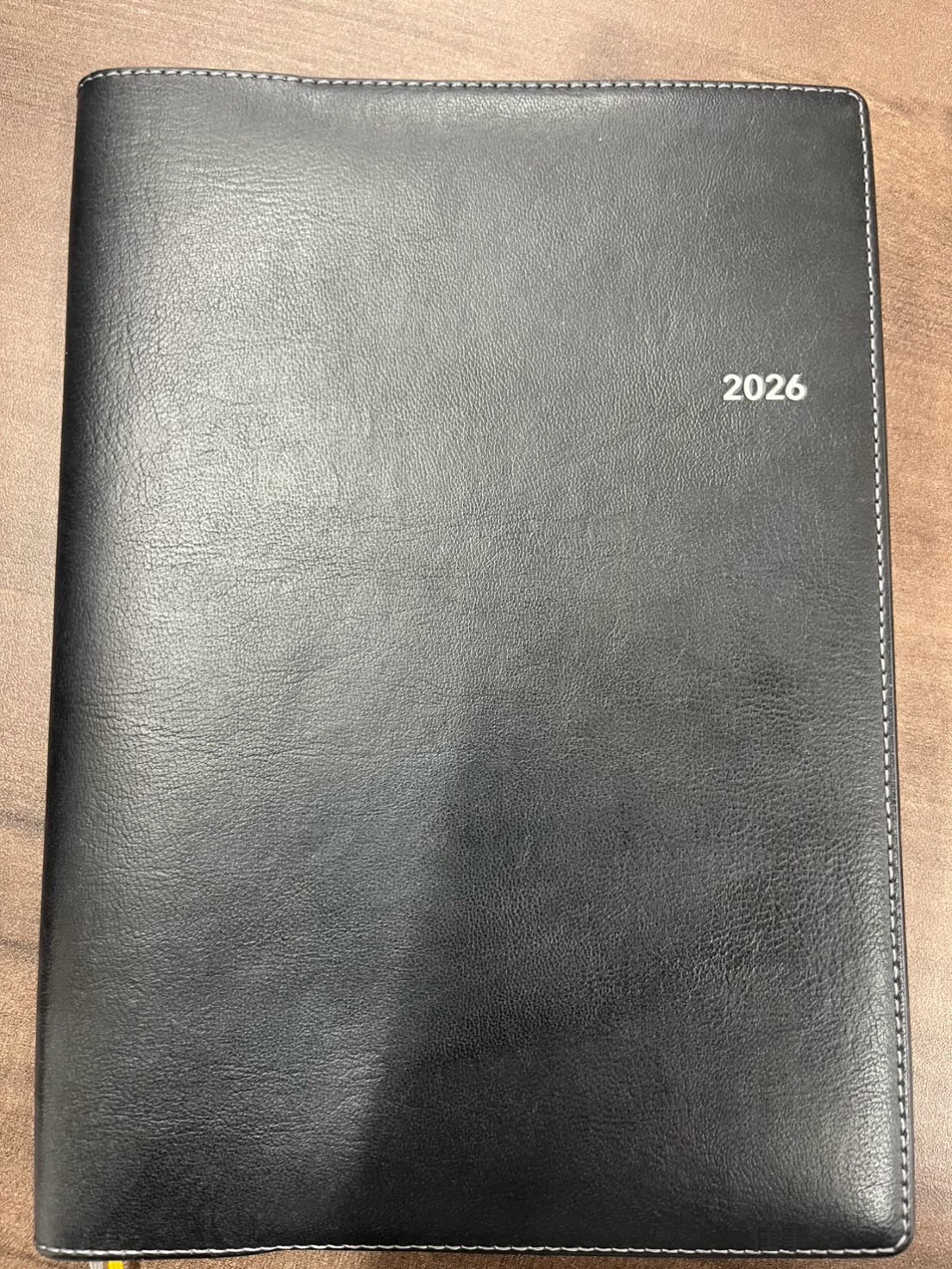 📓仕事で使用している道具紹介～手帳編～✨

こんにちは！AtomsWorldのもっちーです。

今回は、普段仕事で使っている道具をご紹介します😊

こちらは、以前からずっと使っている手帳です📖✨

仕事の予定だけでなく、忘れないようにしておきたいことや、仕事の中で気づいたことなどをメモするために使っています。

デジタルで管理することもありますが、書くことで頭の中を整理できたり、後から振り返りやすかったりするので、今でも手帳を使うことが多いです😊

これからも仕事の中で大切だと感じたことをこの手帳に残しながら、一つひとつの仕事に取り組んでいきたいと思います✨

皆さんは、仕事や日常で長く使っているお気に入りのアイテムはありますか？😊

#AtomsWorld #手帳 #仕事 #道具 #メモ