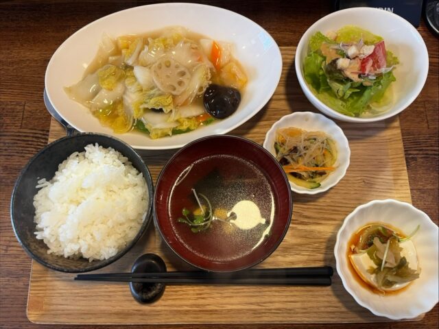📸食欲の秋🍂会社付近の中華ランチへ🥟

こんにちは！AtomsWorldのもっちーです。
少しずつ秋らしい季節になってきました😊

秋といえば、「読書の秋」「スポーツの秋」などいろいろありますが、今回は「食欲の秋」ということで、先日、会社の近くにある中華料理屋さんへ行ってきました🥟✨

仕事の合間においしいご飯を食べると、気分転換にもなり、頭を切り替える良い時間になります😊

こうしたちょっとしたリフレッシュも、午後からの仕事に集中して取り組むために大切だと感じました✨

皆さんはこの秋、食べておいしかったものや、誰かにおすすめしたいグルメはありますか？😊

企業情報はプロフィールのURLから👉 atomsworld.co.jp
弊社ZEB社屋の見学をご希望の方は、ぜひコメント欄からご連絡ください！

#AtomsWorld #食欲の秋 #ランチ #中華料理 #秋