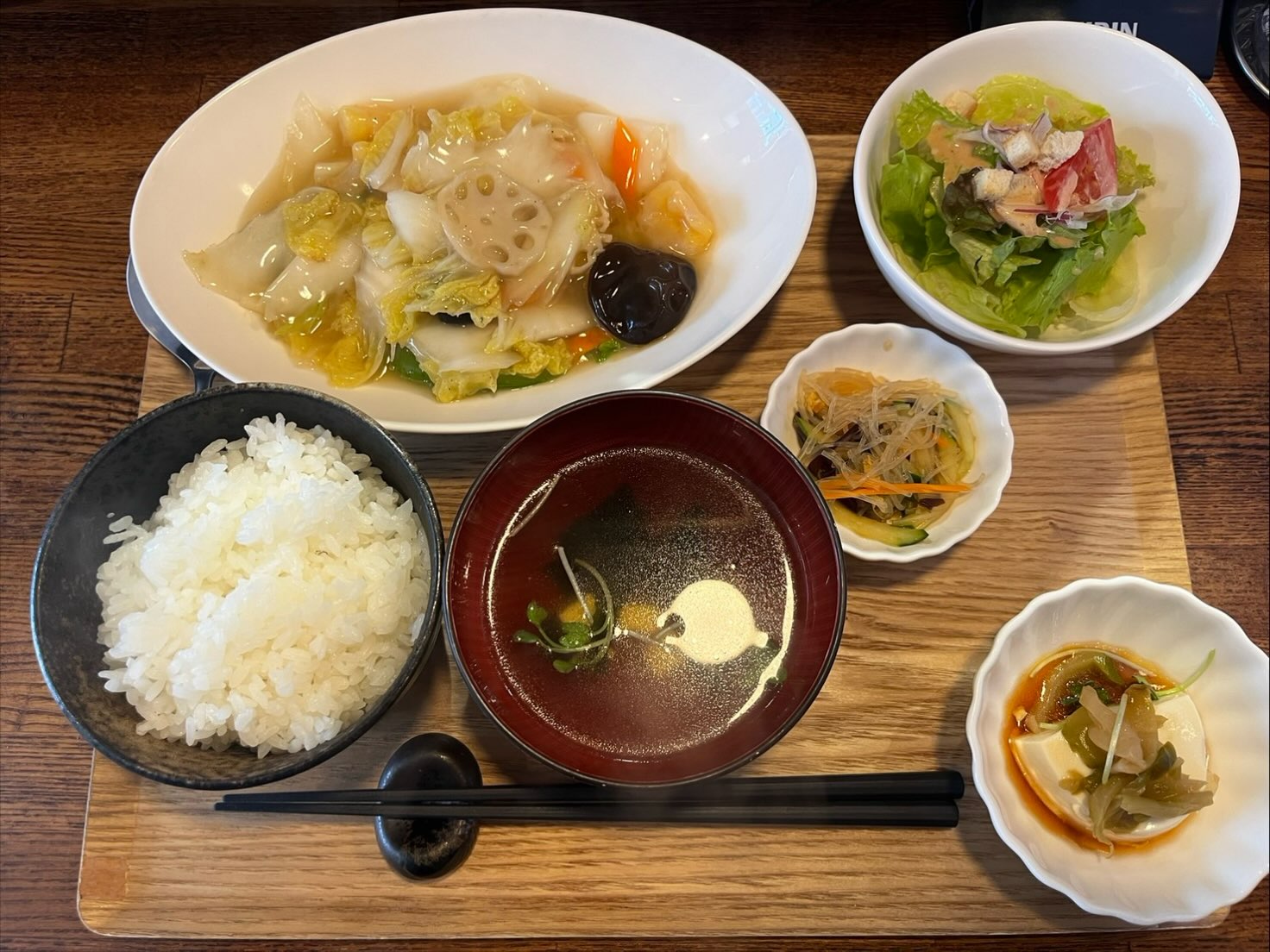 📸食欲の秋🍂会社付近の中華ランチへ🥟

こんにちは！AtomsWorldのもっちーです。
少しずつ秋らしい季節になってきました😊

秋といえば、「読書の秋」「スポーツの秋」などいろいろありますが、今回は「食欲の秋」ということで、先日、会社の近くにある中華料理屋さんへ行ってきました🥟✨

仕事の合間においしいご飯を食べると、気分転換にもなり、頭を切り替える良い時間になります😊

こうしたちょっとしたリフレッシュも、午後からの仕事に集中して取り組むために大切だと感じました✨

皆さんはこの秋、食べておいしかったものや、誰かにおすすめしたいグルメはありますか？😊

企業情報はプロフィールのURLから👉 atomsworld.co.jp
弊社ZEB社屋の見学をご希望の方は、ぜひコメント欄からご連絡ください！

#AtomsWorld #食欲の秋 #ランチ #中華料理 #秋