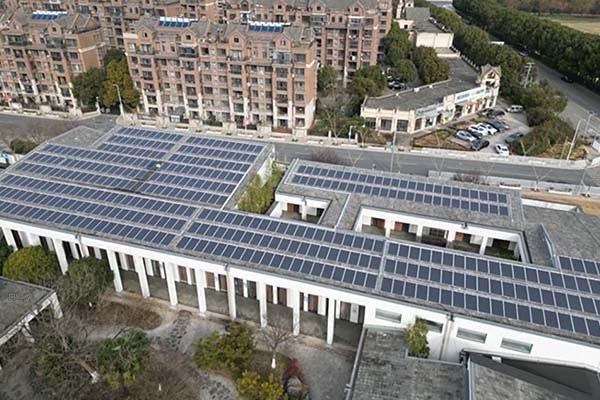 🌱グループ会社 事業紹介｜大昭産業株式会社 再生可能エネルギー事業編✨

こんにちは！AtomsWorldのもっちーです。

先日、大昭産業株式会社の再生可能エネルギー事業を担当するYさんから、事業内容や取扱製品について教えていただきました。
 そこで今回は、その内容も踏まえて再生可能エネルギー事業をご紹介します😊

再生可能エネルギー事業では、軽量薄型ソーラーパネルやナトリウムイオン蓄電池、アルミケーブルなど、さまざまな機器・資材を取り扱っており、お客様のニーズに合わせた提案を行っています☀️🔋

さらに、製品を提供するだけでなく、海外メーカーとの調整や日本の規格への対応、案件に応じた現場調査・設計・施工のサポートなど、再生可能エネルギープロジェクトを幅広く支えています✨

大昭産業株式会社では、これからもさまざまな製品の提案やプロジェクト支援を通じて、再生可能エネルギーの普及と脱炭素社会の実現に貢献していきます🌱

後日、他の事業についてもご紹介する予定です。 ぜひ、お楽しみに😊

企業情報はプロフィールのURLから👉 atomsworld.co.jp 弊社ZEB社屋の見学をご希望の方は、ぜひコメント欄からご連絡ください！

#AtomsWorld #大昭産業 #再生可能エネルギー #太陽光発電 #蓄電池