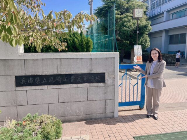 🏫尼崎工業高等学校を訪問しました✨

こんにちは！AtomsWorldのもっちーです。

本日、兵庫県立尼崎工業高等学校を訪問し、11月に予定しているインターンシップに向けた事前打合せに参加しました！

事前打合せでは、インターンシップに参加する生徒さんや受入企業が集まり、実施に向けた説明や確認が行われました😊

インターンシップの実施は約1か月後ですが、生徒の皆さんを迎える日が今から楽しみです😊

当日の様子についても、後日ご紹介する予定ですので、ぜひお楽しみに👋✨

企業情報はプロフィールURLより👉 atomsworld.co.jp
弊社ZEB社屋の見学をご希望の方は、ぜひコメント欄へご連絡ください！

#AtomsWorld #山口電気工事 #尼崎工業高校 #インターンシップ #学校訪問