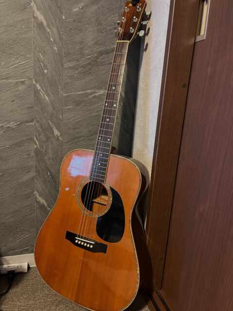 🎸芸術の秋、ギターデビュー！？🍂

こんにちは！AtomsWorldのもっちーです。

秋といえば「芸術の秋」🍁

ということで、家にあるギターを弾いてみることにしました🎸✨

実はこれまで楽器に触れた経験がほとんどなく、音楽の知識にもまったく自信がありません…！

そのため、まずはギターの持ち方やコードなど、基本的なことから周りの人に聞いたり、調べたりしながら少しずつ覚えていく予定です😊

新しいことは、人に教えてもらったり実際に挑戦したりしながら、少しずつ知識や技術を身につけていくことが大切で、これは仕事にも通じる部分があると感じます💡

まずは簡単な曲を一曲弾けることを目標に、楽しみながら挑戦してみます🎸✨

ギター経験者の方、おすすめの練習方法があればぜひ教えてください😊

#AtomsWorld #芸術の秋 #ギター #秋 #音楽