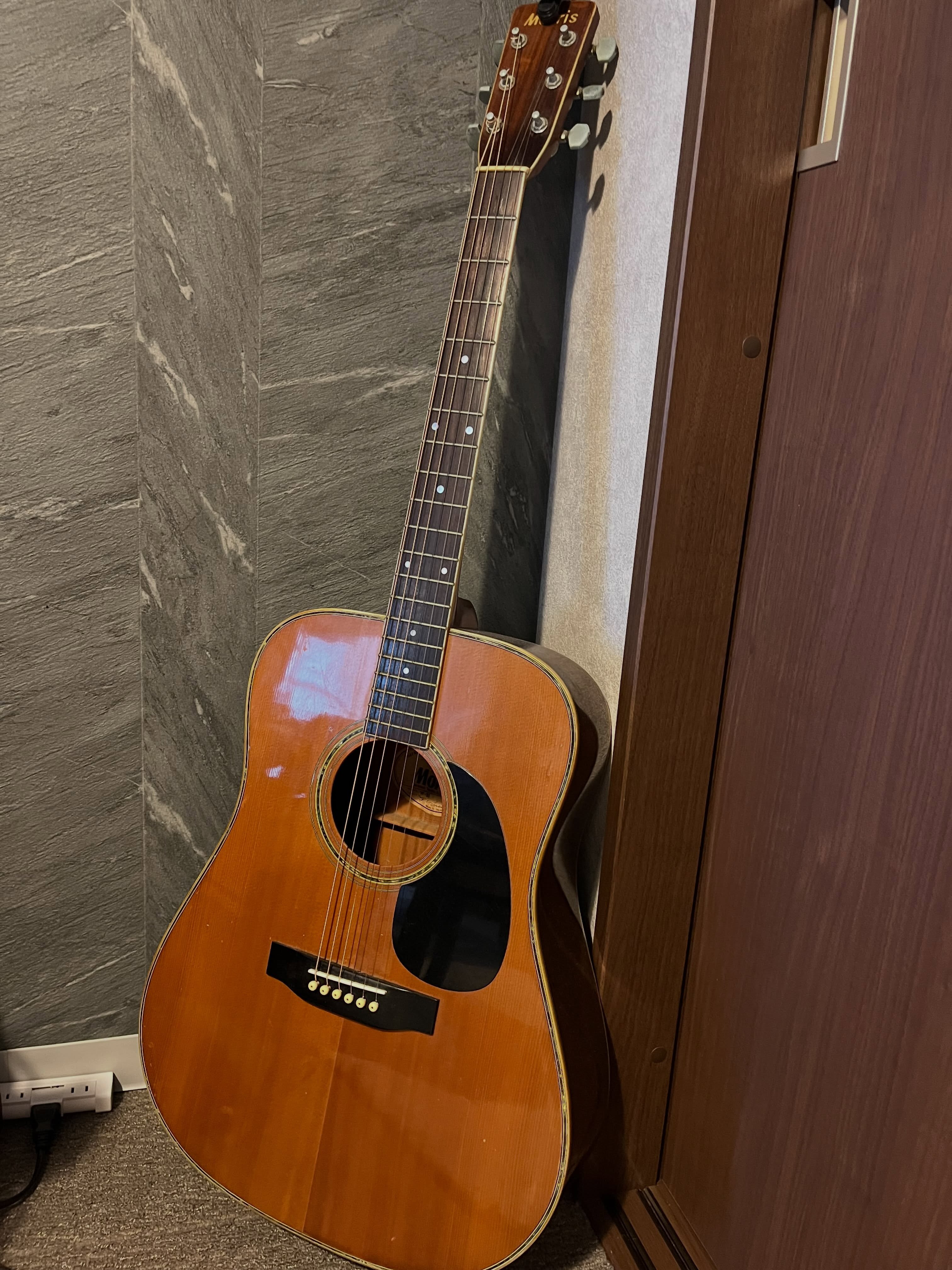 🎸芸術の秋、ギターデビュー！？🍂

こんにちは！AtomsWorldのもっちーです。

秋といえば「芸術の秋」🍁

ということで、家にあるギターを弾いてみることにしました🎸✨

実はこれまで楽器に触れた経験がほとんどなく、音楽の知識にもまったく自信がありません…！

そのため、まずはギターの持ち方やコードなど、基本的なことから周りの人に聞いたり、調べたりしながら少しずつ覚えていく予定です😊

新しいことは、人に教えてもらったり実際に挑戦したりしながら、少しずつ知識や技術を身につけていくことが大切で、これは仕事にも通じる部分があると感じます💡

まずは簡単な曲を一曲弾けることを目標に、楽しみながら挑戦してみます🎸✨

ギター経験者の方、おすすめの練習方法があればぜひ教えてください😊

#AtomsWorld #芸術の秋 #ギター #秋 #音楽